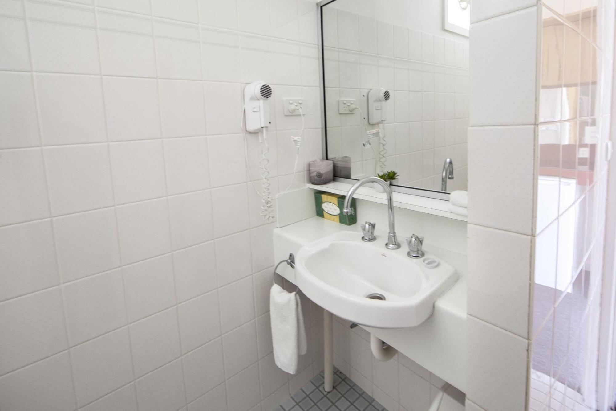 Redhill Cooma Motor Inn Ngoại thất bức ảnh