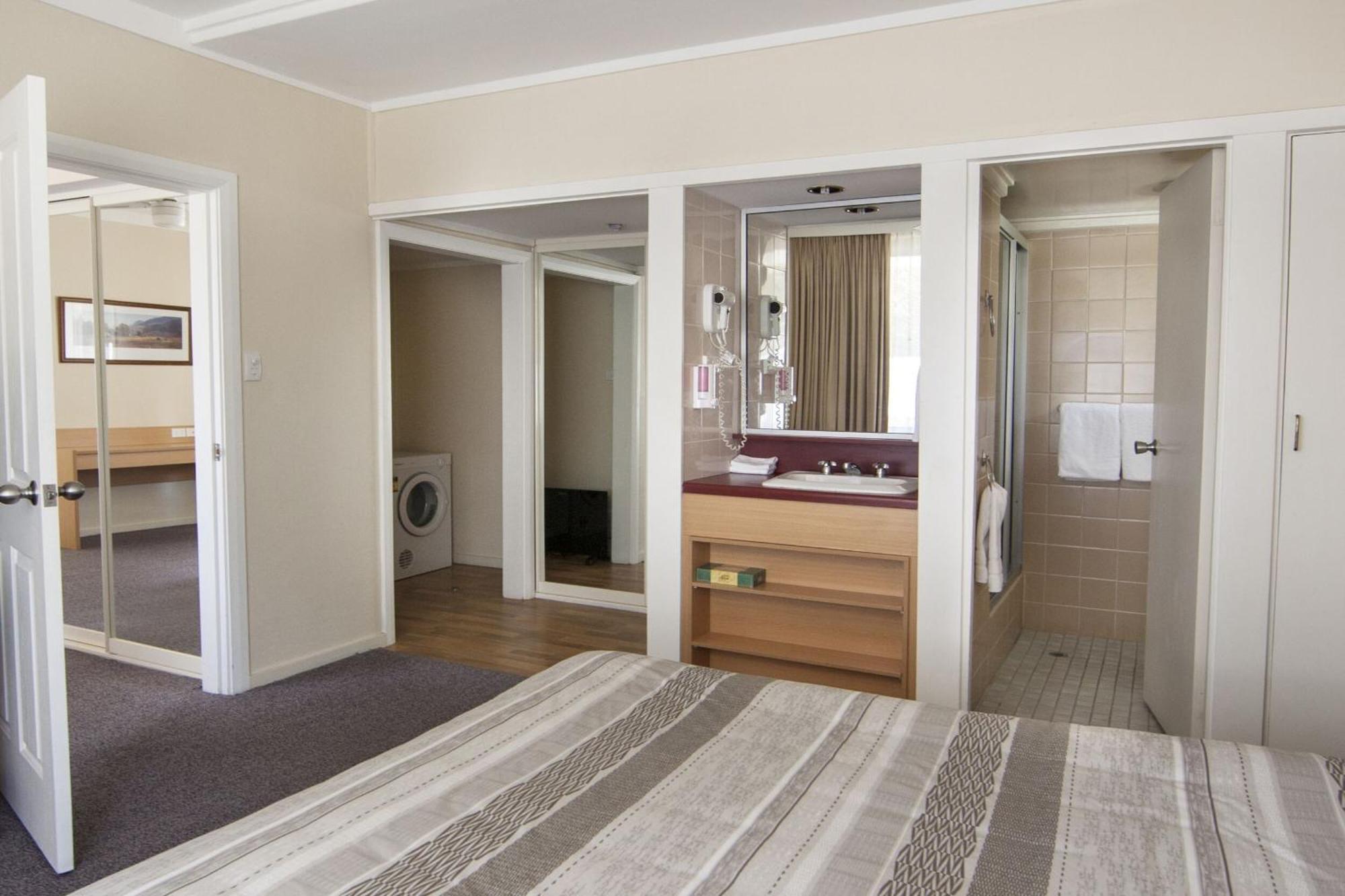 Redhill Cooma Motor Inn Ngoại thất bức ảnh