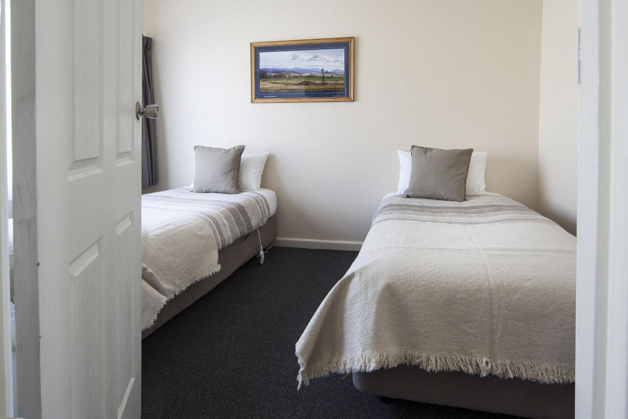 Redhill Cooma Motor Inn Ngoại thất bức ảnh
