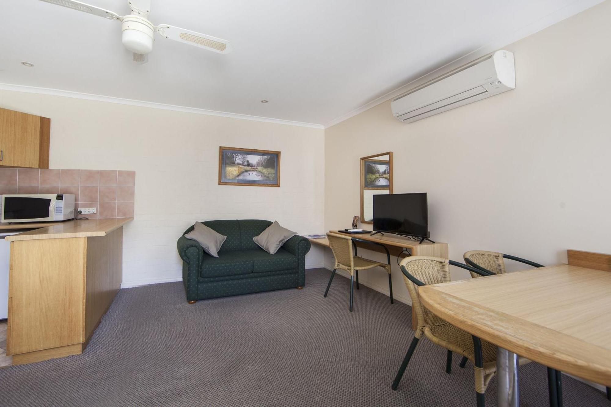 Redhill Cooma Motor Inn Ngoại thất bức ảnh