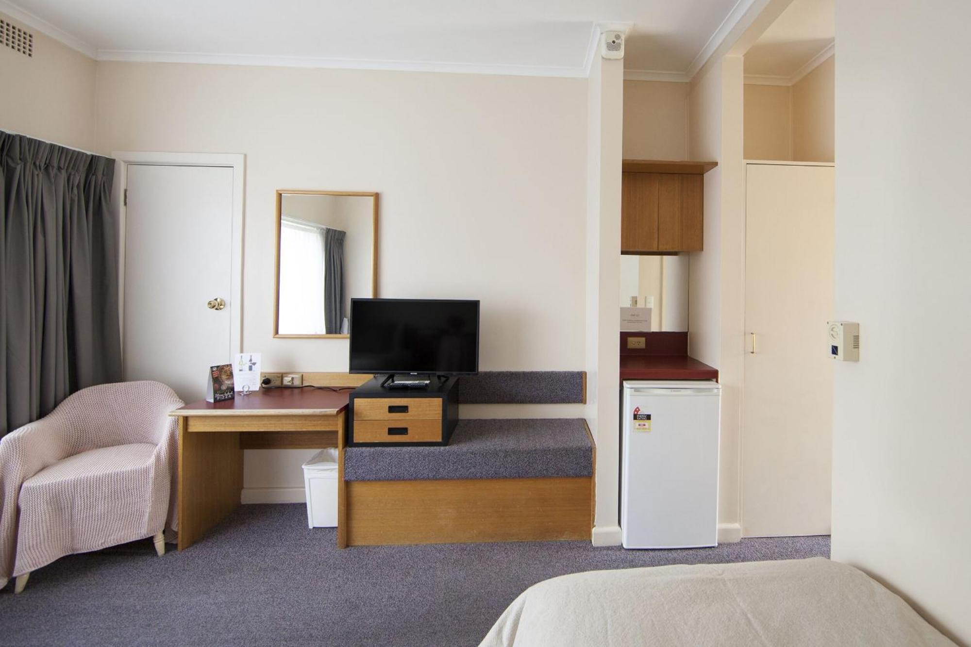 Redhill Cooma Motor Inn Ngoại thất bức ảnh