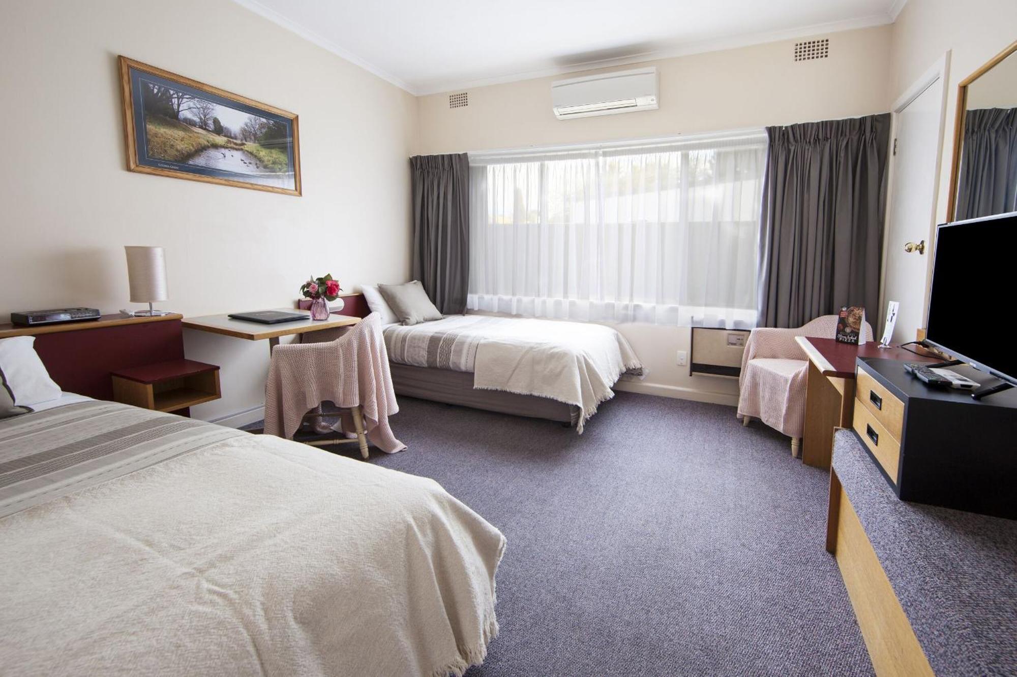 Redhill Cooma Motor Inn Ngoại thất bức ảnh