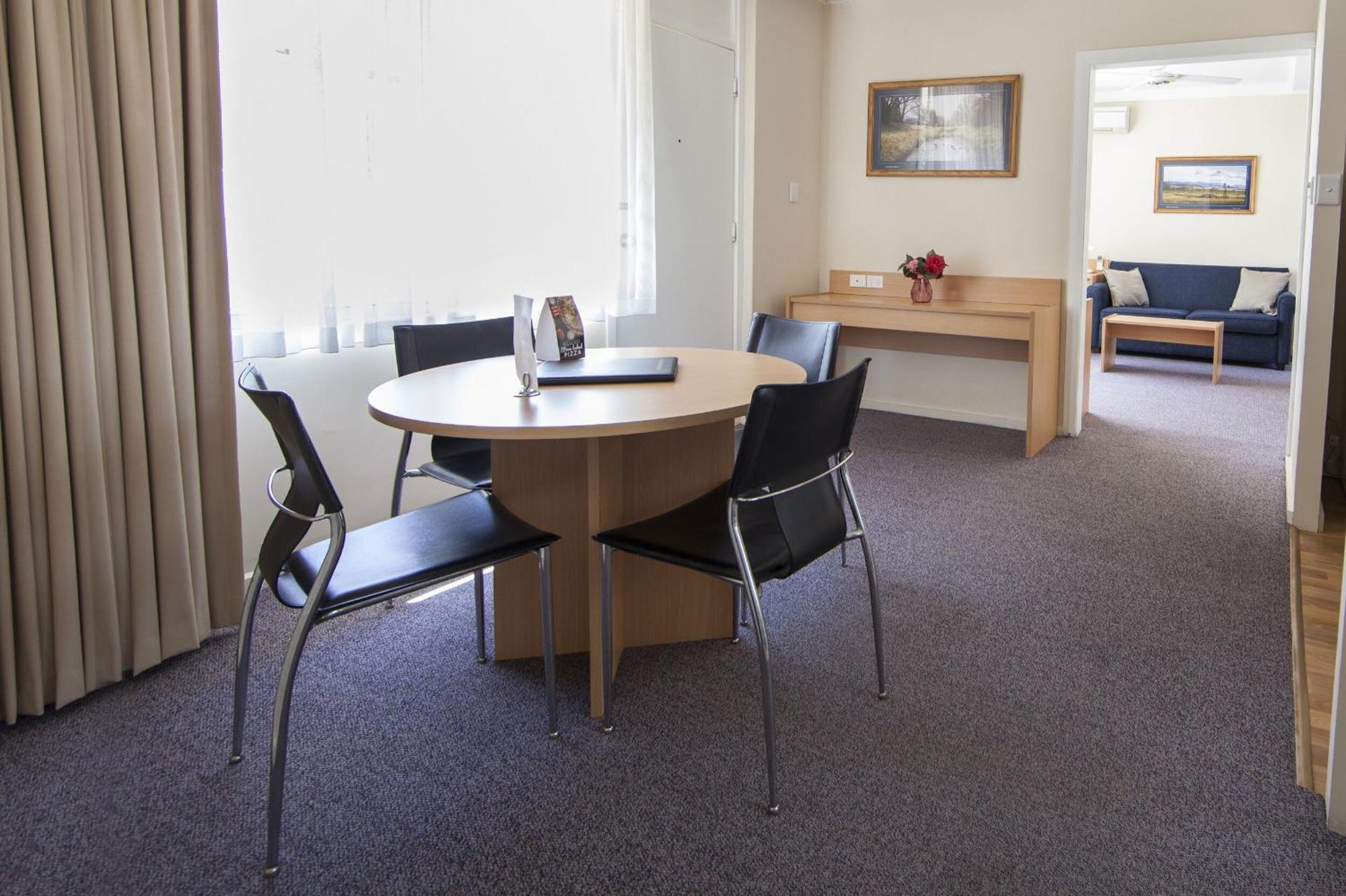 Redhill Cooma Motor Inn Ngoại thất bức ảnh