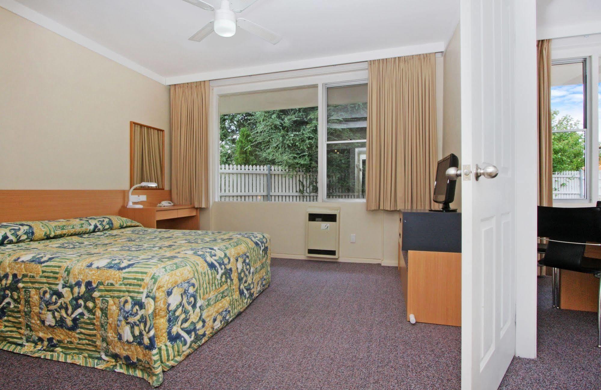 Redhill Cooma Motor Inn Ngoại thất bức ảnh