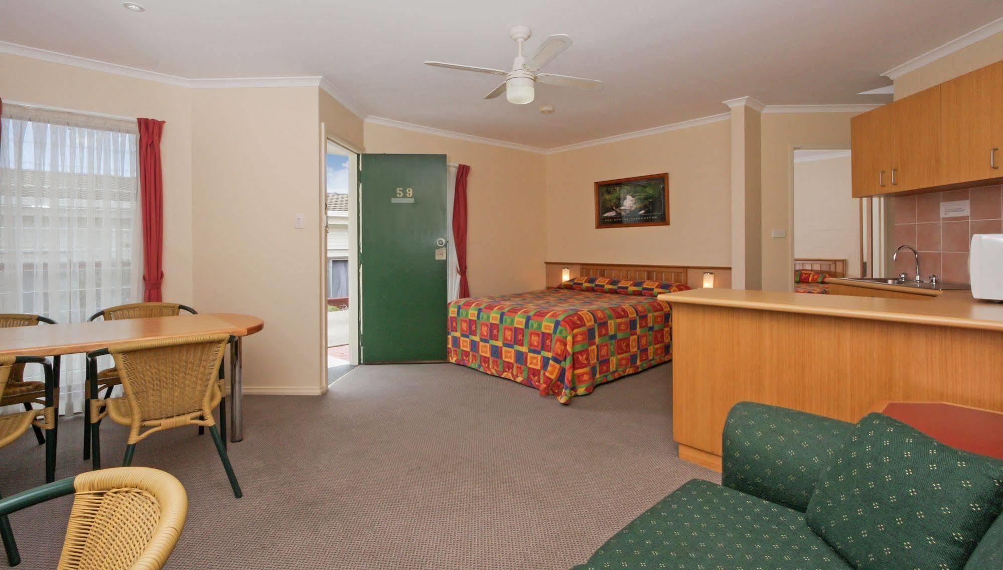 Redhill Cooma Motor Inn Ngoại thất bức ảnh