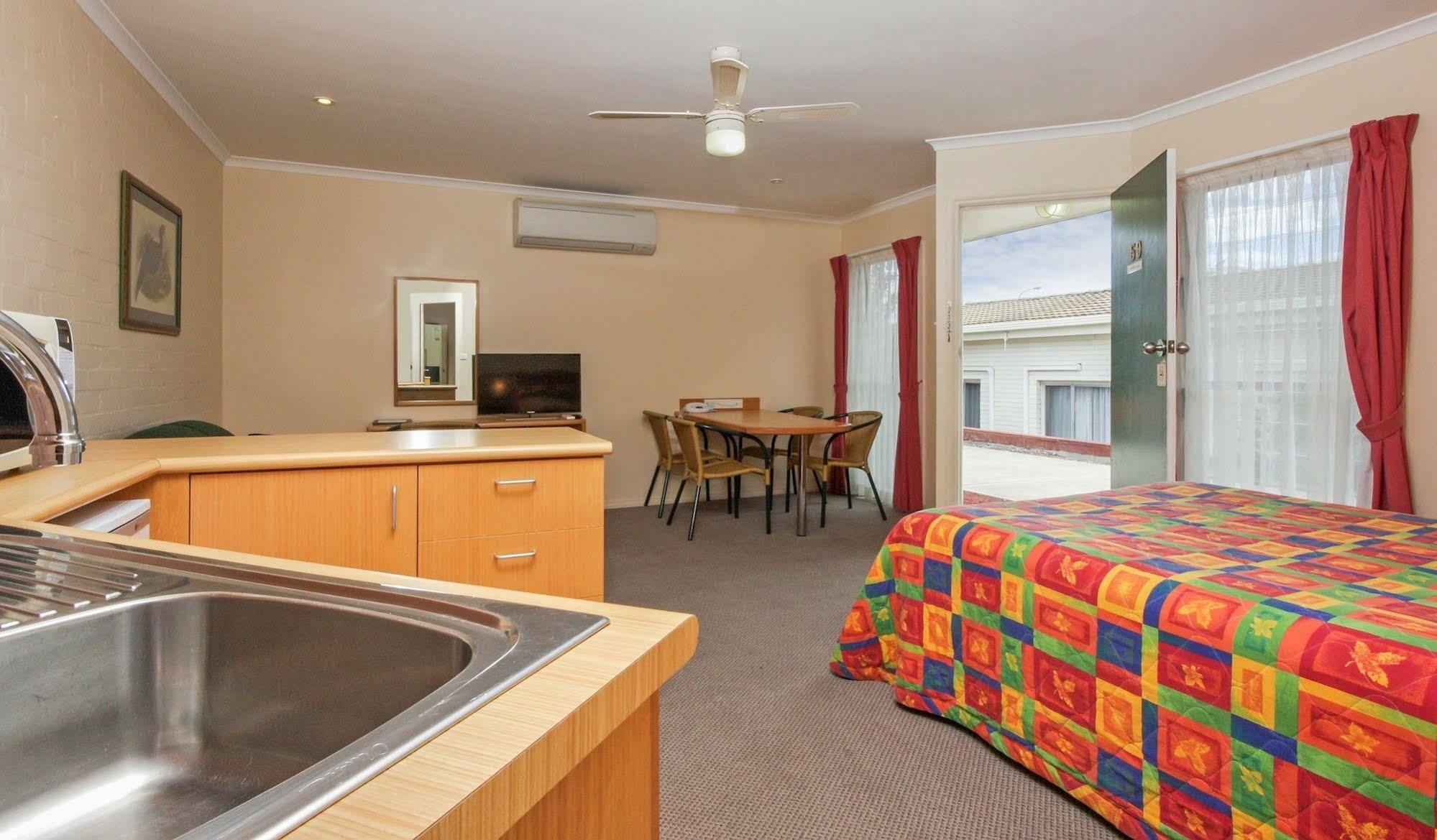 Redhill Cooma Motor Inn Ngoại thất bức ảnh