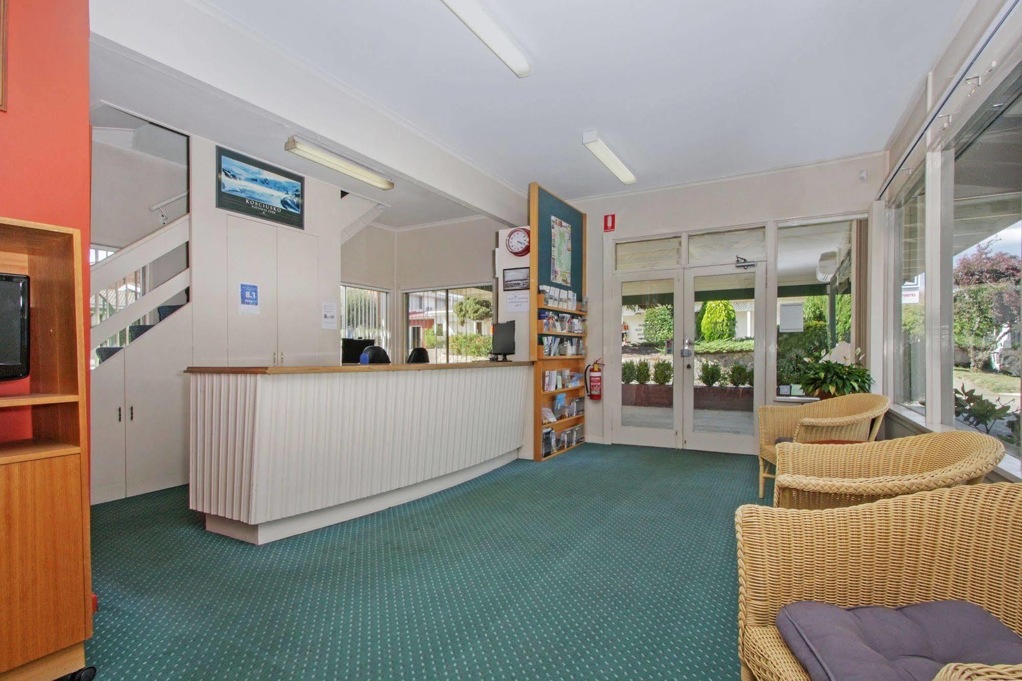 Redhill Cooma Motor Inn Ngoại thất bức ảnh